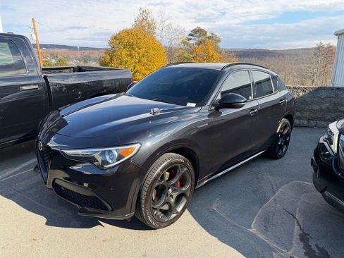 Used 2023 Alfa Romeo Stelvio Veloce image 2