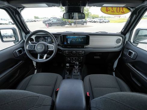 Used 2024 Jeep Wrangler Unlimited Sahara AWD/4WD image 28