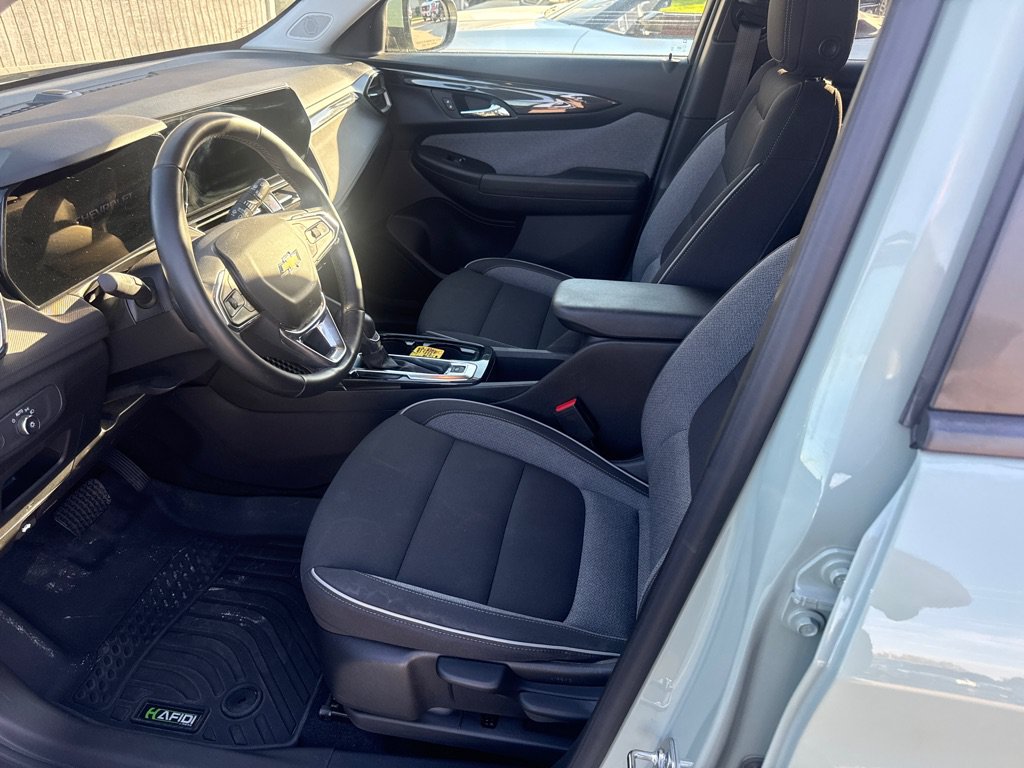 Used 2025 Chevrolet TrailBlazer LT w/ LT Cold Weather Package FWD image 15