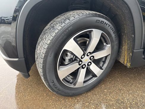 Used 2021 Chevrolet Traverse LT w/ LT Premium Package image 22