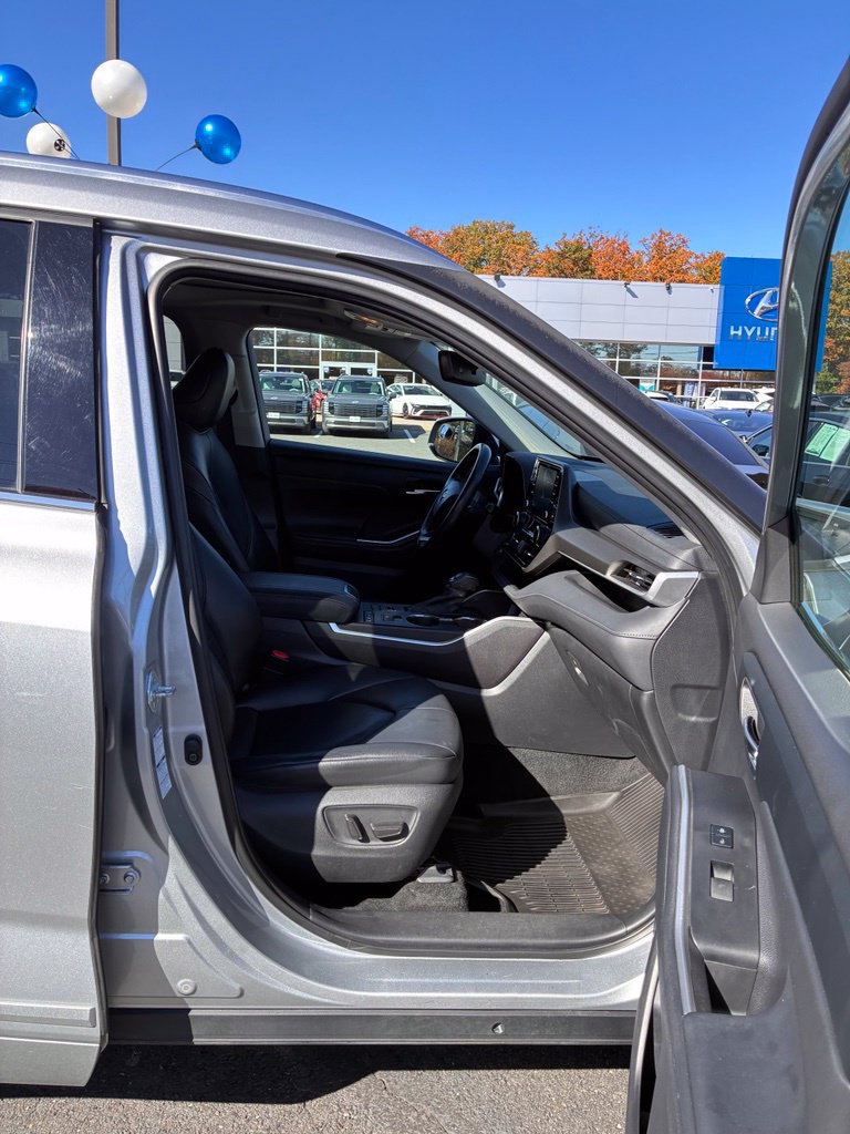 Used 2021 Toyota Highlander XLE AWD/4WD image 21