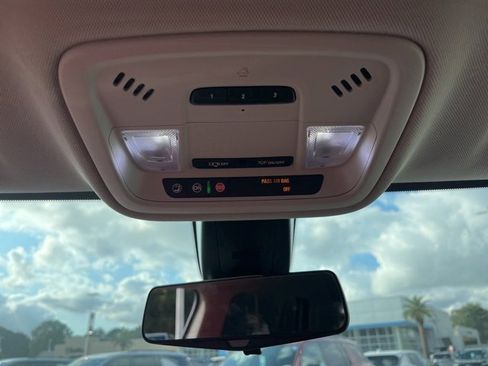 Used 2020 Chevrolet Traverse Premier image 35