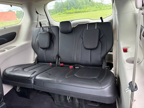 Used 2019 Chrysler Pacifica Touring-L FWD image 8