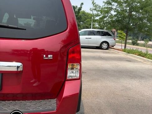 Used 2010 Nissan Pathfinder LE w/ Navigation Pkg AWD/4WD image 6