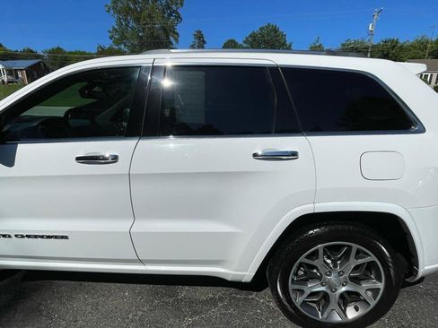 Used 2021 Jeep Grand Cherokee Overland AWD/4WD image 4