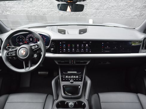 Certified 2025 Porsche Cayenne AWD/4WD image 12