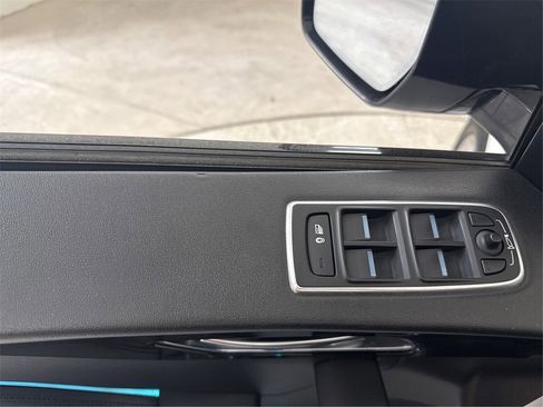 Used 2020 Jaguar F-PACE Premium image 33
