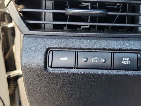 Used 2024 Nissan Altima 2.5 SV FWD image 12