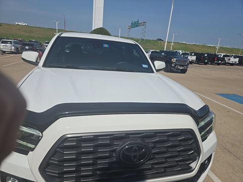 Used 2022 Toyota Tacoma TRD Off-Road w/ Technology Package RWD image 2