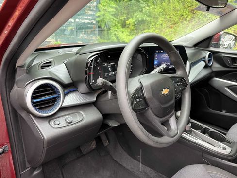 Certified 2024 Chevrolet Trax LS w/ LS Convenience Package FWD image 13