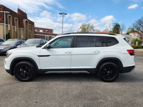 Used 2025 Volkswagen Atlas Peak Edition SE image 5