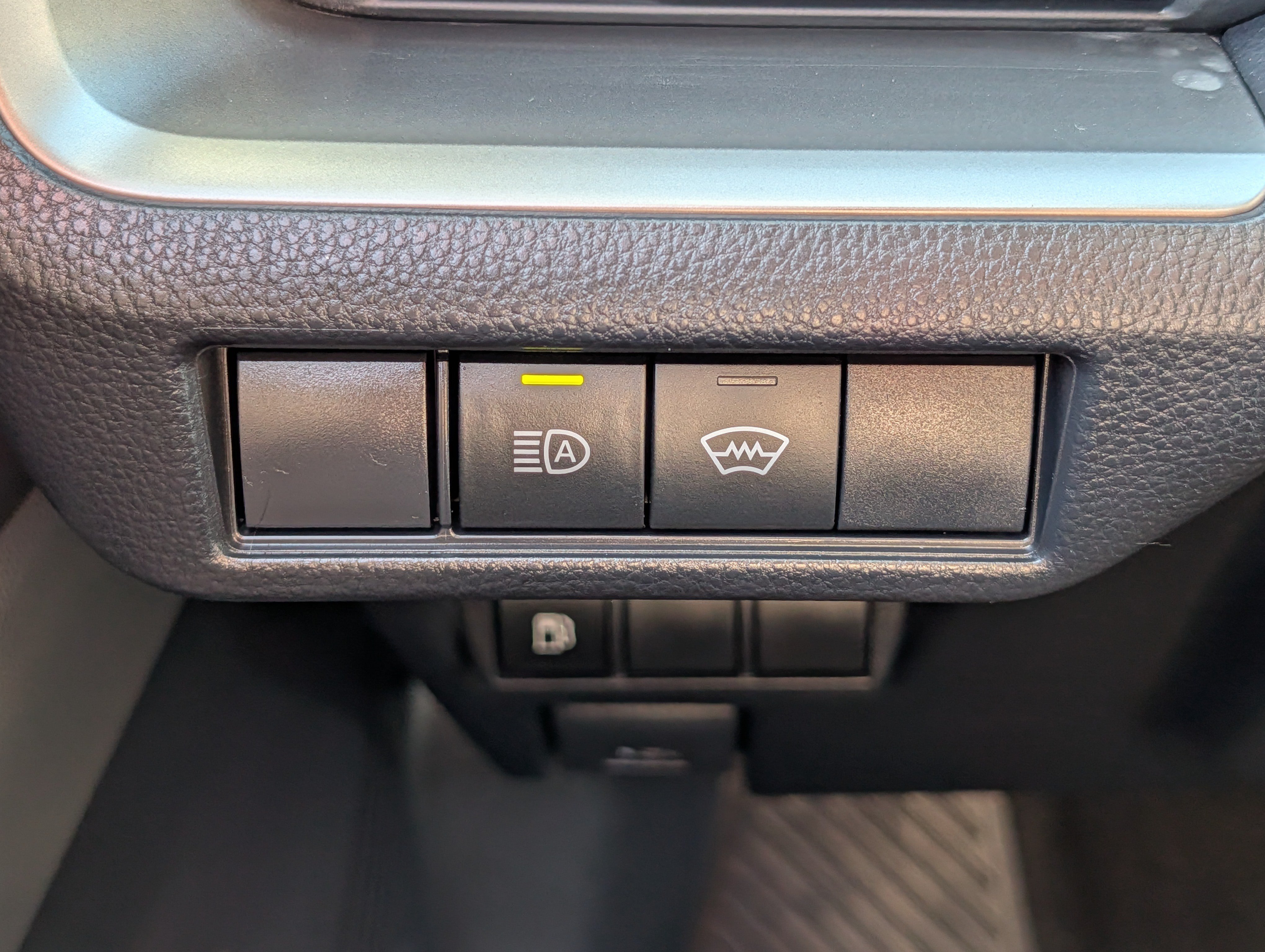Used 2025 Toyota Prius LE AWD/4WD image 26
