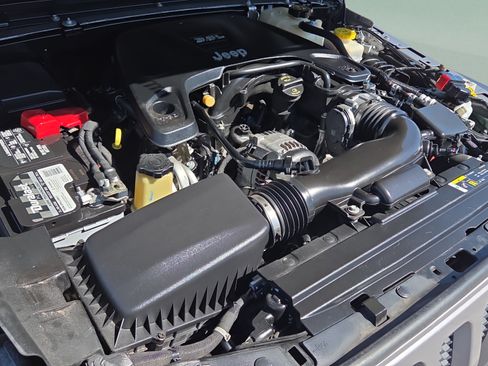 Used 2018 Jeep Wrangler Unlimited Sport S AWD/4WD image 18