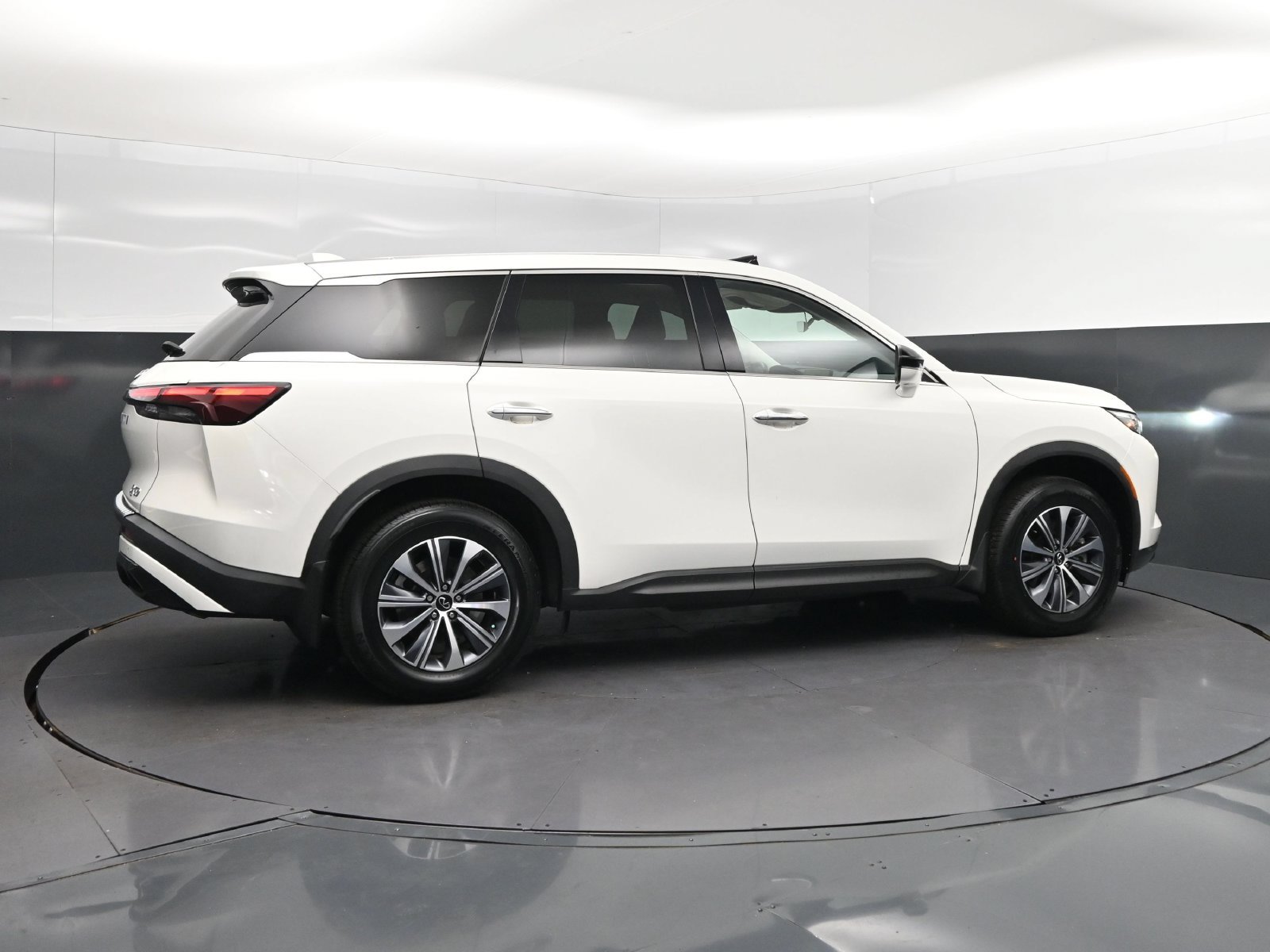 Used 2024 INFINITI QX60 Pure w/ Cargo Package FWD image 8
