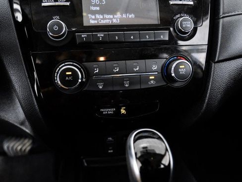 Used 2017 Nissan Rogue S FWD image 18