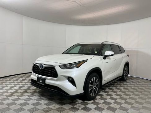 Used 2020 Toyota Highlander XLE image 3