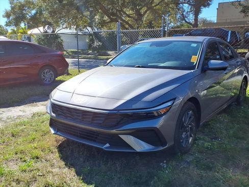 Used 2024 Hyundai Elantra SEL image 3