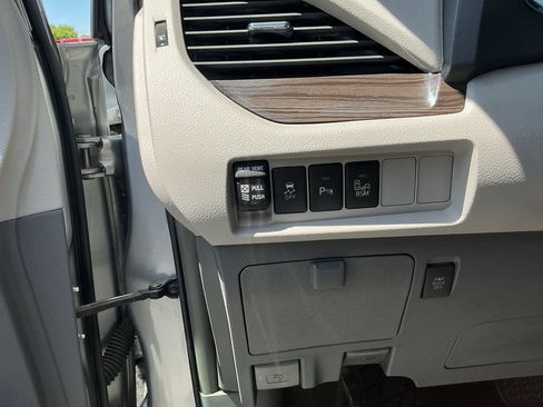 Used 2016 Toyota Sienna XLE w/ XLE Navigation Package FWD image 14