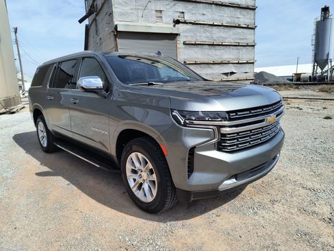 Used 2023 Chevrolet Suburban Premier image 2