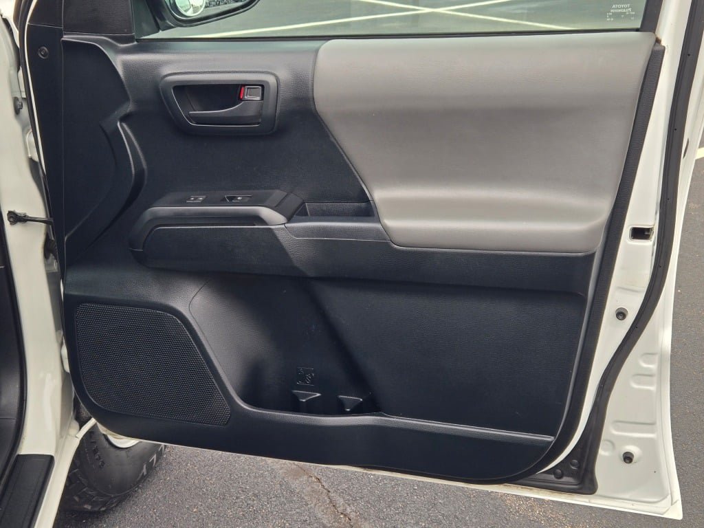 Used 2017 Toyota Tacoma SR RWD image 4