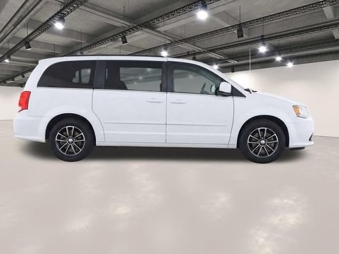 Used 2017 Dodge Grand Caravan SXT FWD image 8