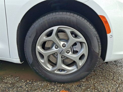 Certified 2024 Chrysler Pacifica Limited image 27