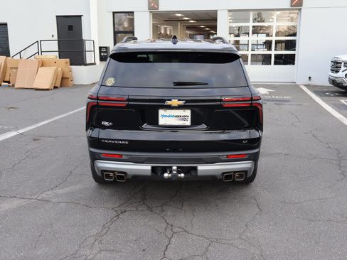 Used 2024 Chevrolet Traverse LT w/ Trailering Package FWD image 9