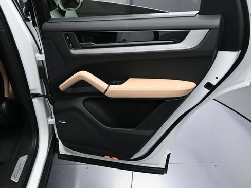 Certified 2025 Porsche Cayenne Coupe AWD/4WD image 27
