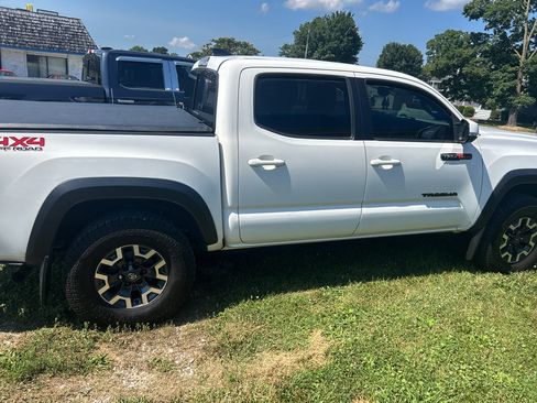 Used 2017 Toyota Tacoma TRD Off-Road AWD/4WD image 5