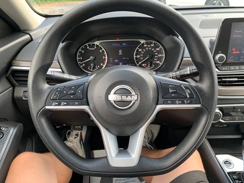 Used 2025 Nissan Altima 2.5 SV FWD image 9