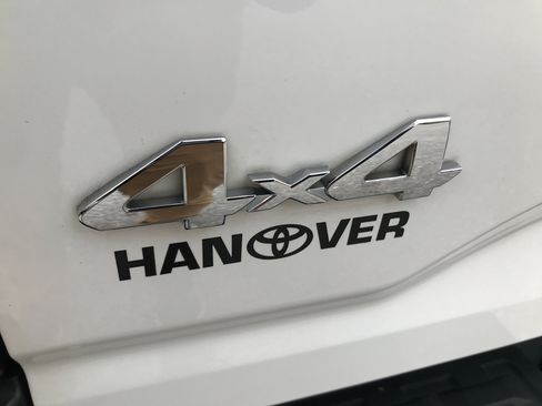 Used 2018 Toyota Tacoma SR image 9