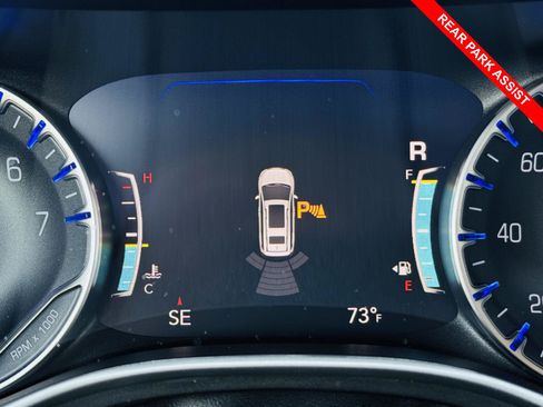 Used 2023 Chrysler Pacifica Touring-L FWD image 12