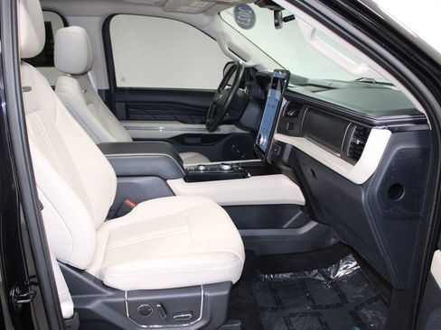 Used 2023 Ford Expedition Platinum AWD/4WD image 32