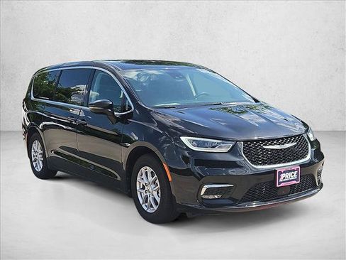 Used 2024 Chrysler Pacifica Touring-L FWD image 3