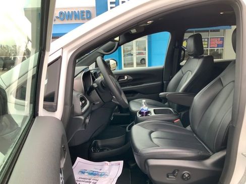 Used 2025 Chrysler Pacifica Select image 15