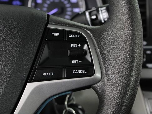 Used 2017 Hyundai Elantra SE image 25