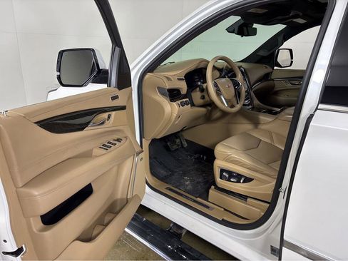 Used 2020 Cadillac Escalade Platinum image 2