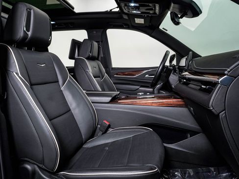 Used 2024 Cadillac Escalade Premium Luxury w/ Performance Package image 16