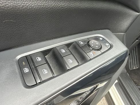 Used 2024 Nissan Pathfinder SV FWD image 19