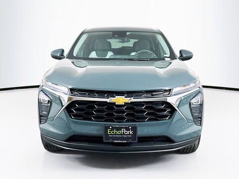 Used 2025 Chevrolet Trax LS w/ LS Convenience Package image 2