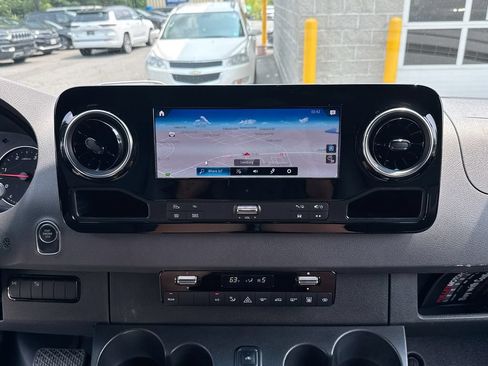 Used 2022 Mercedes-Benz Sprinter 2500 image 13