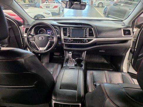 Used 2019 Toyota Highlander SE AWD/4WD image 15