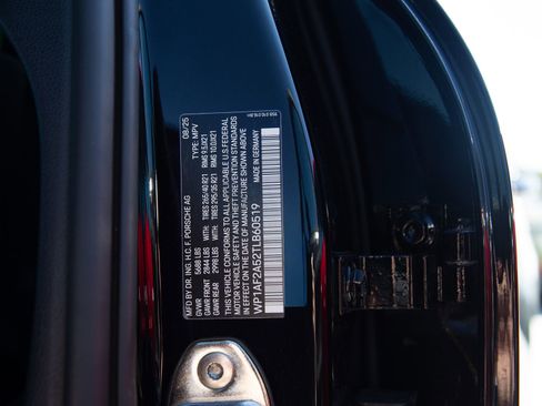 Certified 2026 Porsche Macan GTS AWD/4WD image 14