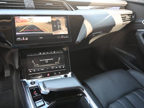 Used 2021 Audi e-tron Prestige w/ Prestige Package image 35