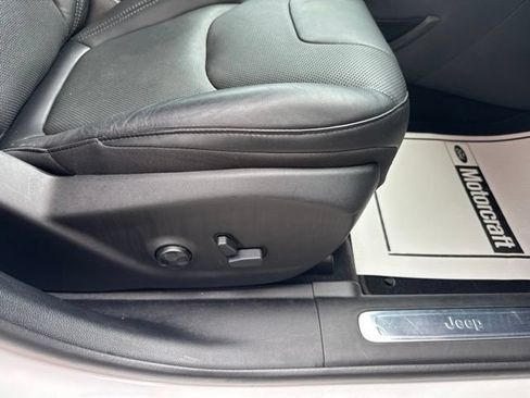 Used 2019 Jeep Cherokee Limited AWD/4WD image 10