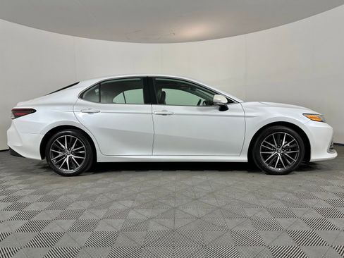 Used 2022 Toyota Camry XLE w/ Cold Weather Package FWD image 28