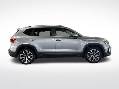 Certified 2022 Volkswagen Taos SE image 3