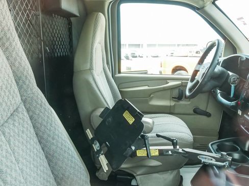 Used 2007 Chevrolet Express 2500 RWD image 11