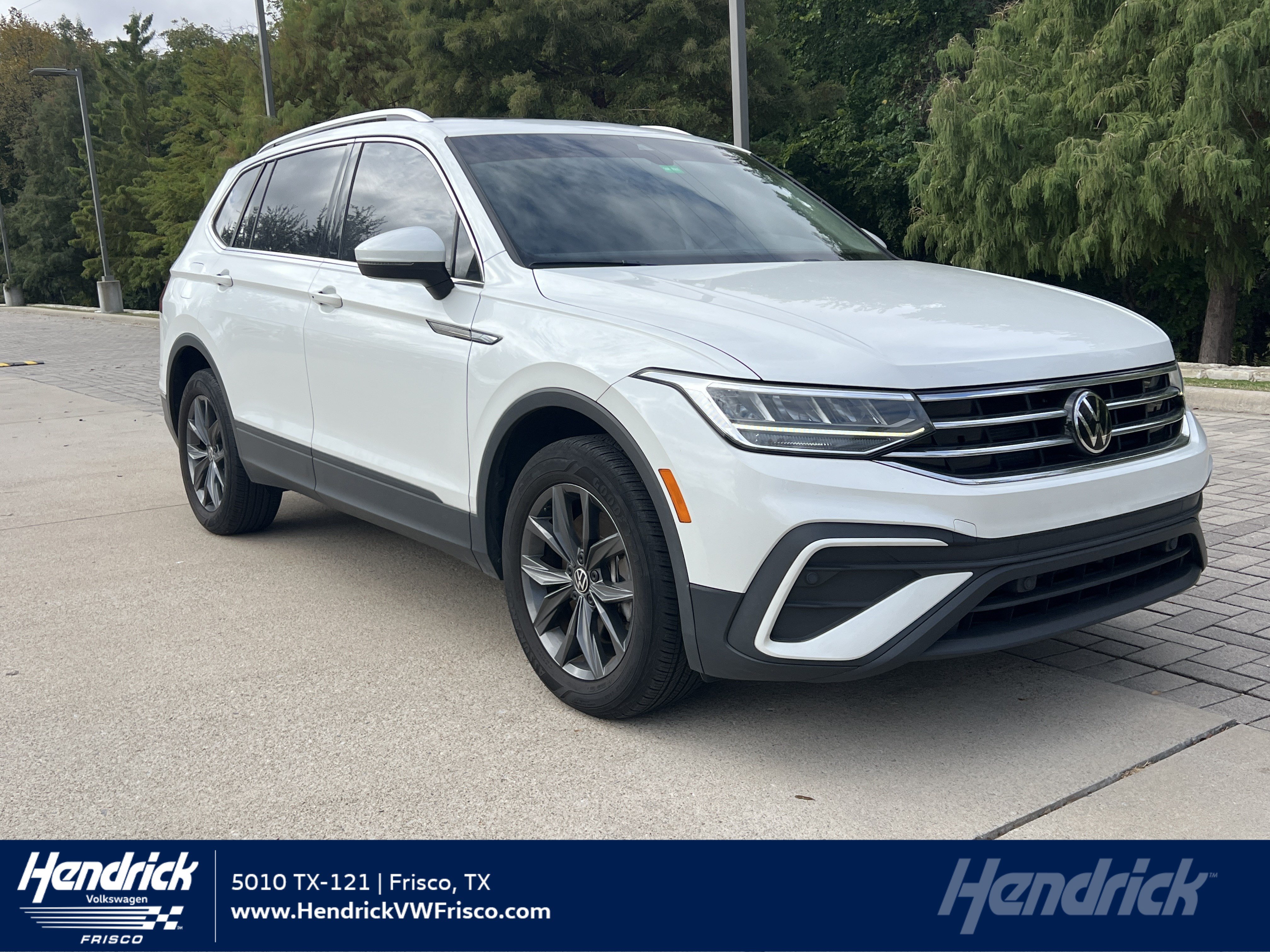Used 2023 Volkswagen Tiguan SE w/ Panoramic Sunroof Package FWD image 1