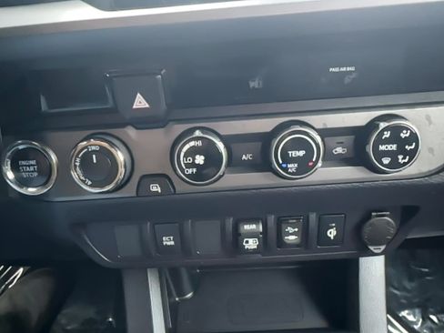 Used 2018 Toyota Tacoma TRD Sport AWD/4WD image 12